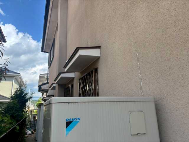外壁側面の縦ひび割れ
